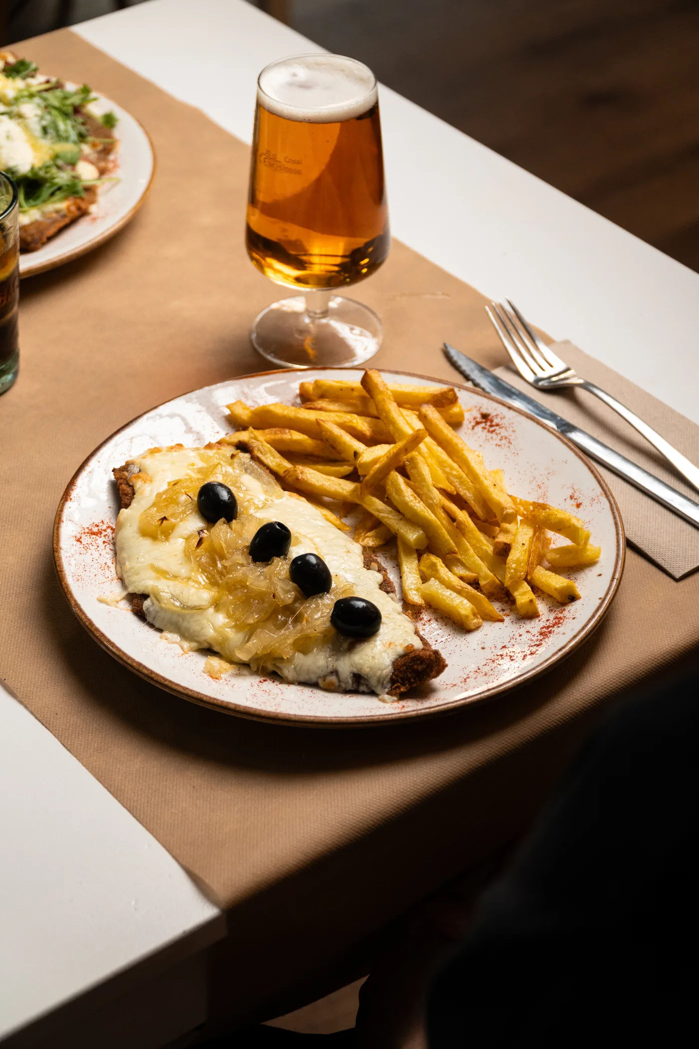 Milanesa napolitana con muzzarella, aceitunas y patatas fritas