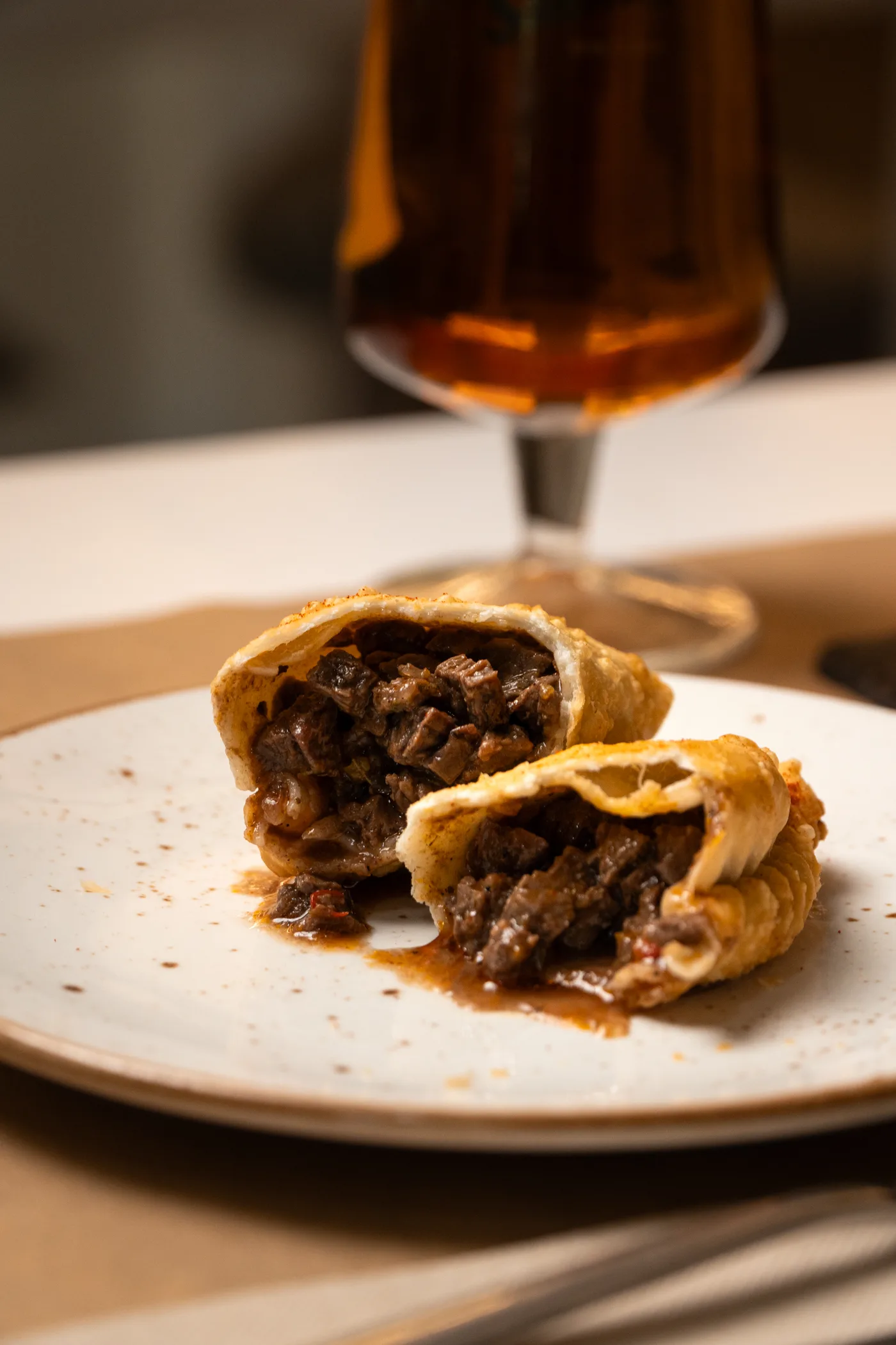 Empanada de carne cortada al medio, con el relleno a la vista