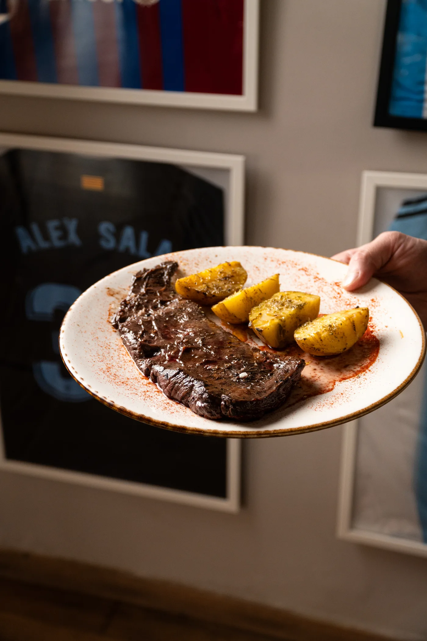 Entraña a la brasa con patatas, servida en sala
