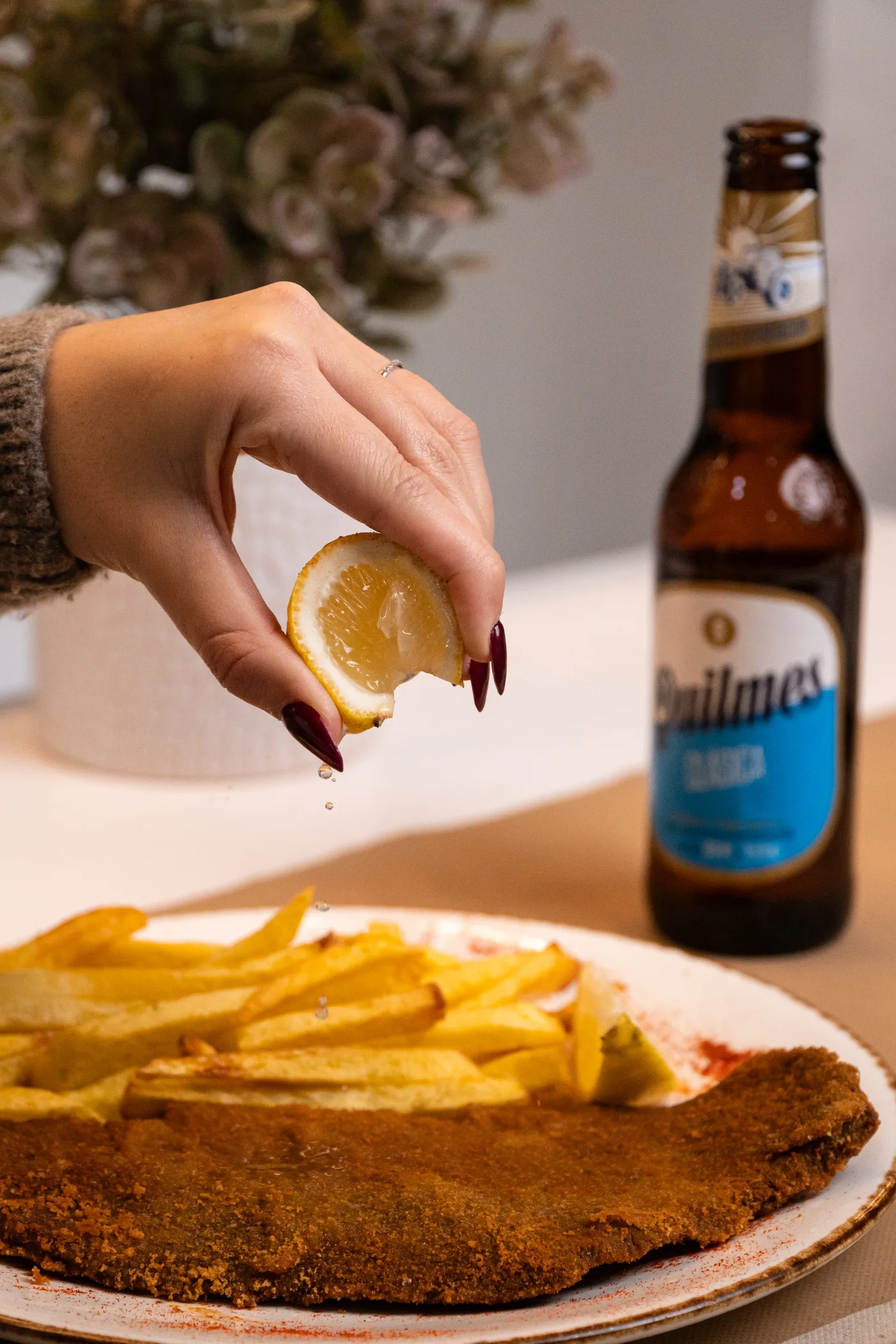Milanesa con patatas fritas y una Quilmes bien fría
