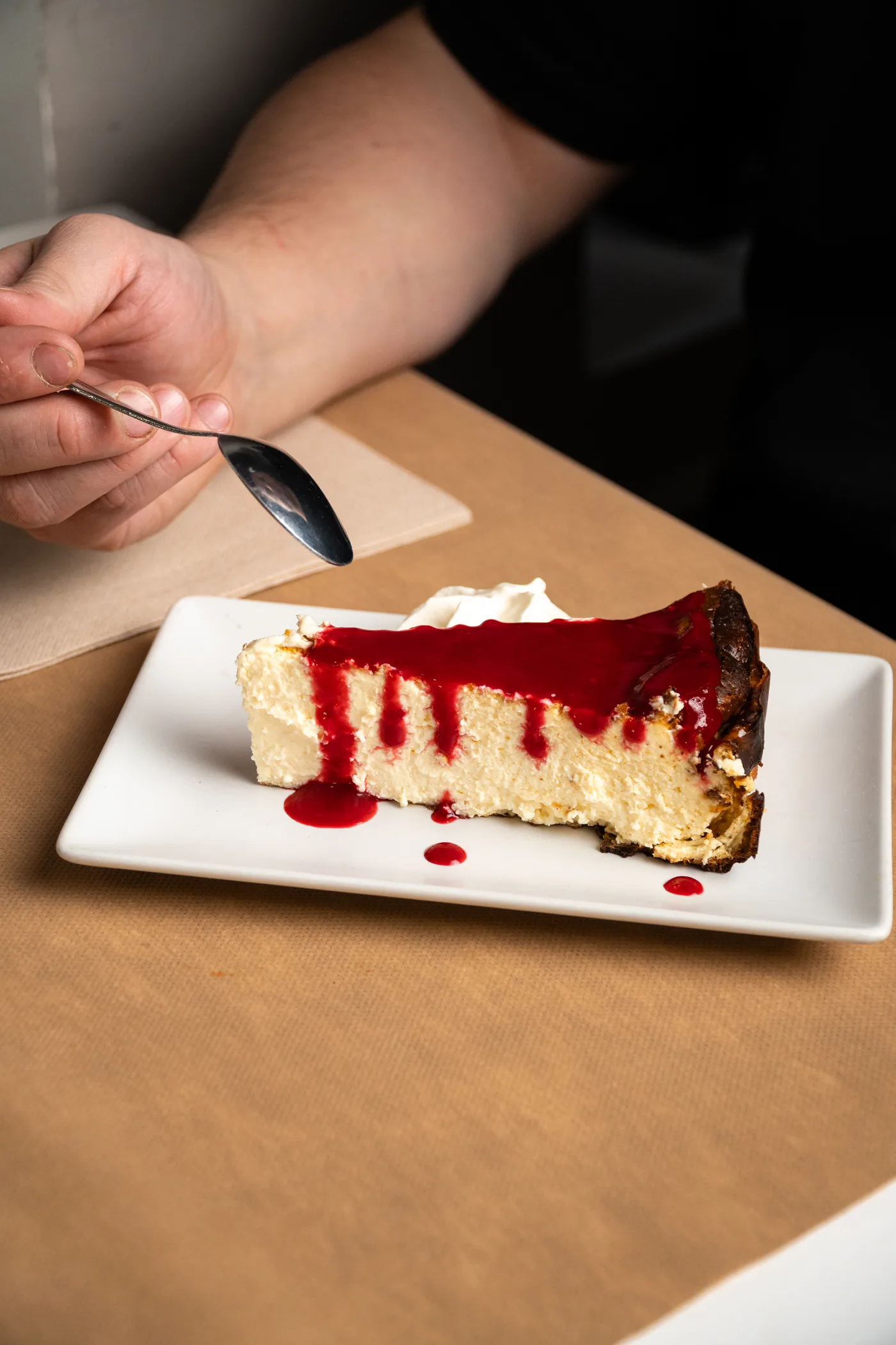 Tarta de queso con salsa de frutos rojos y nata