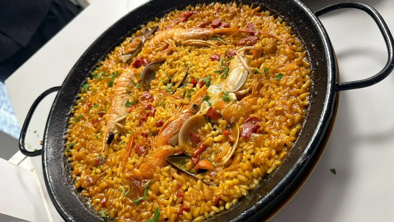 Paella de marisco con gambas y almejas