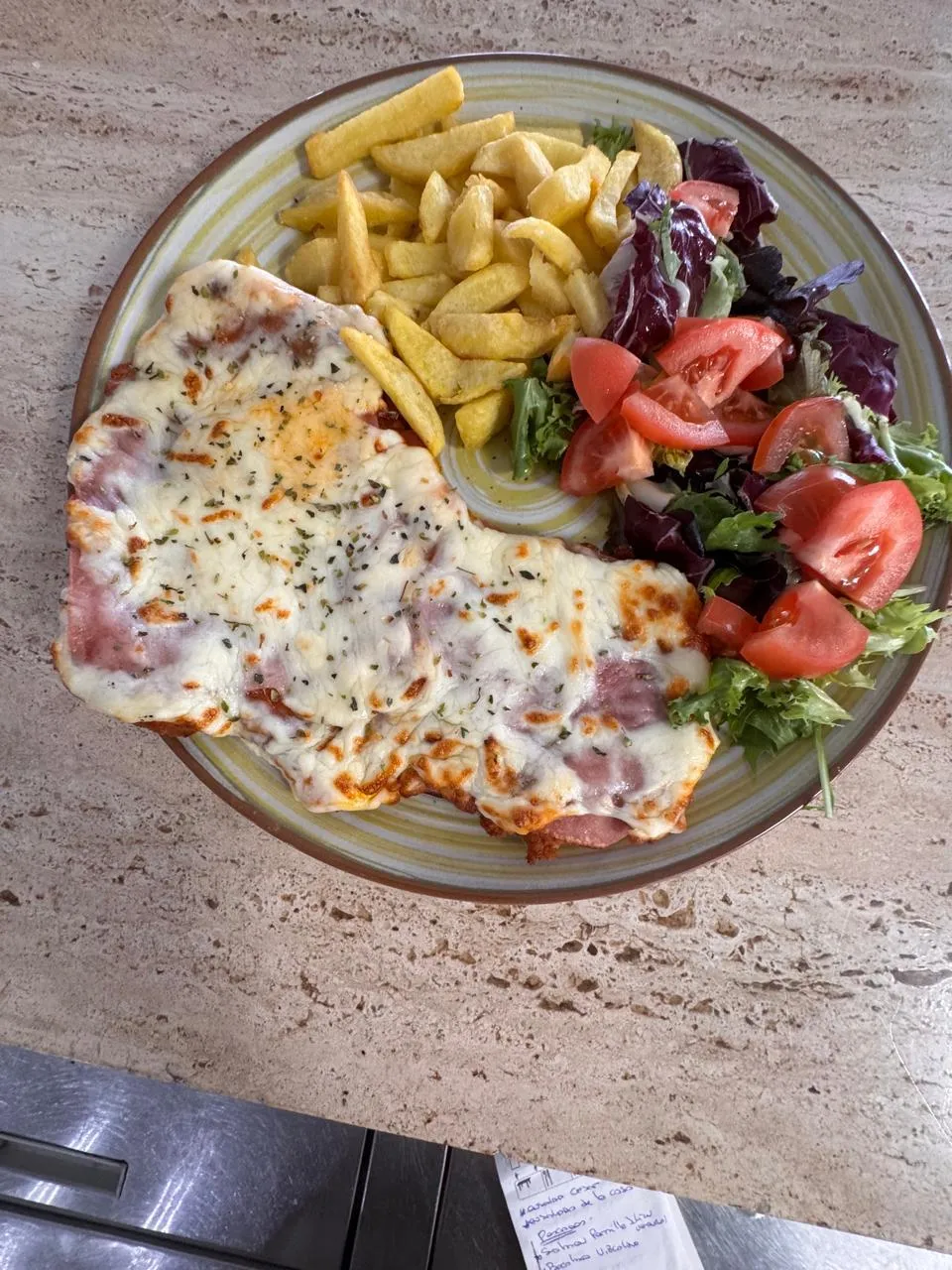 Milanesa napolitana con patatas y ensalada