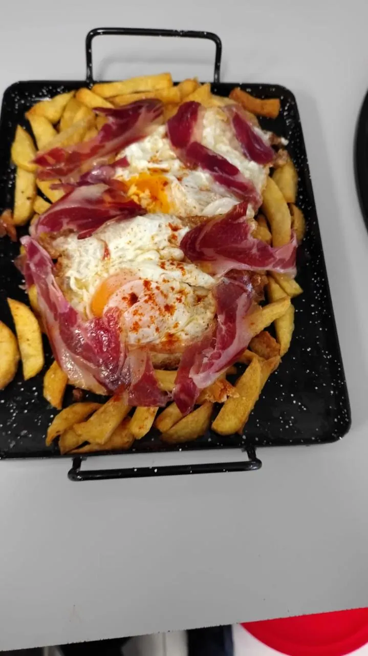 Huevos rotos con jamón y patatas