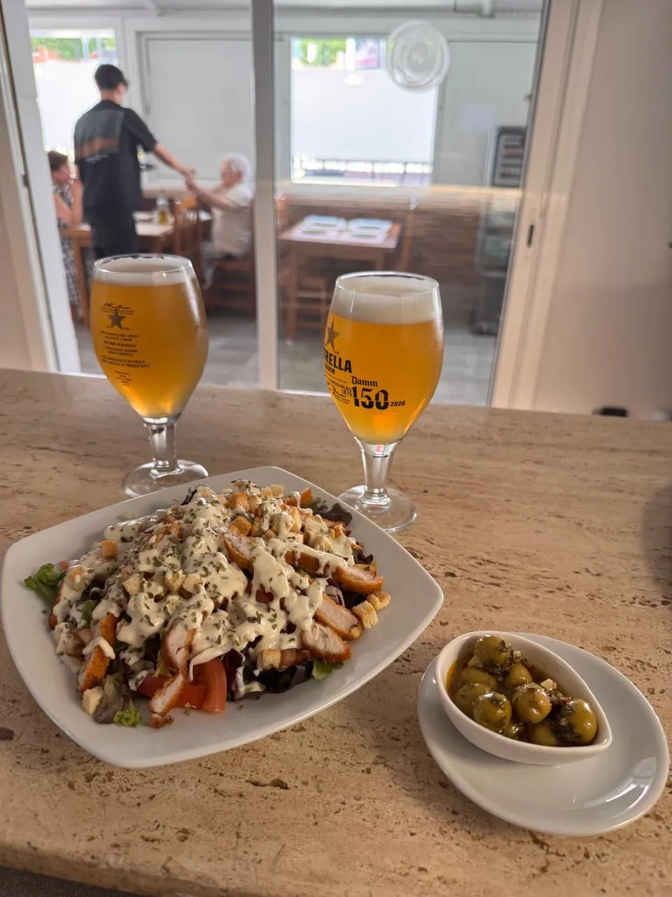 Ensalada de pollo con cañas y aceitunas