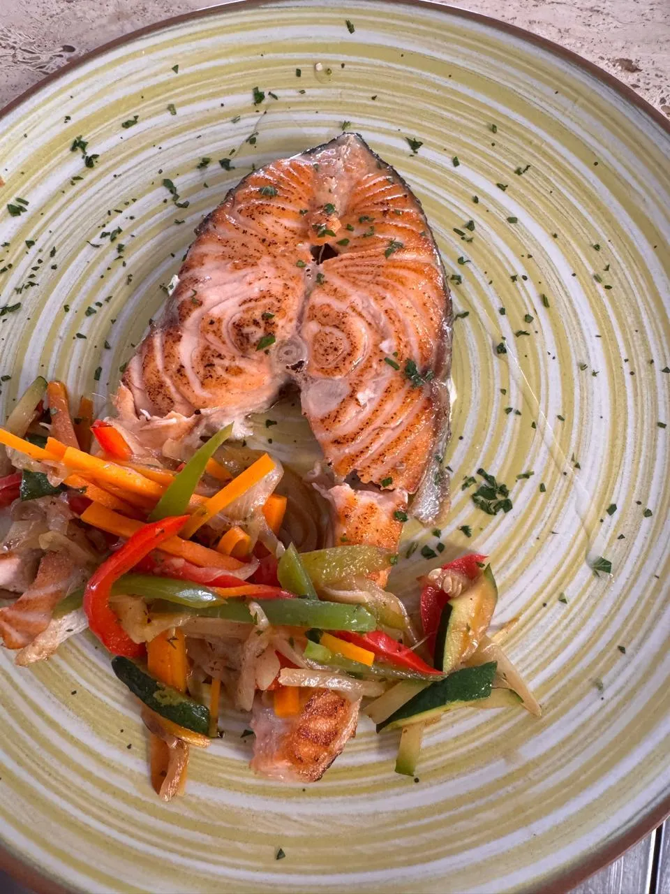 Rodaja de salmón a la plancha con verduras