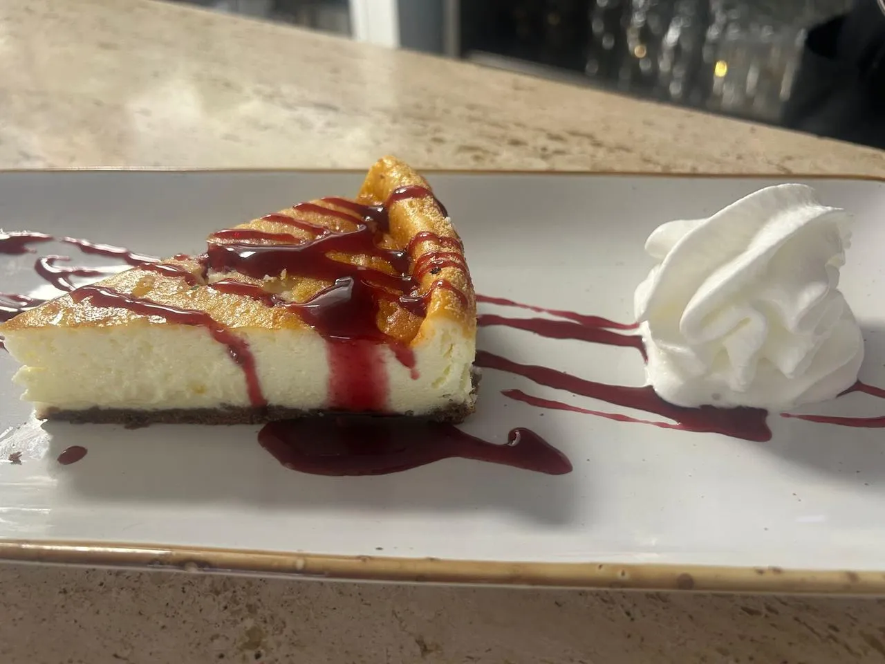 Tarta de queso con salsa de frutos rojos