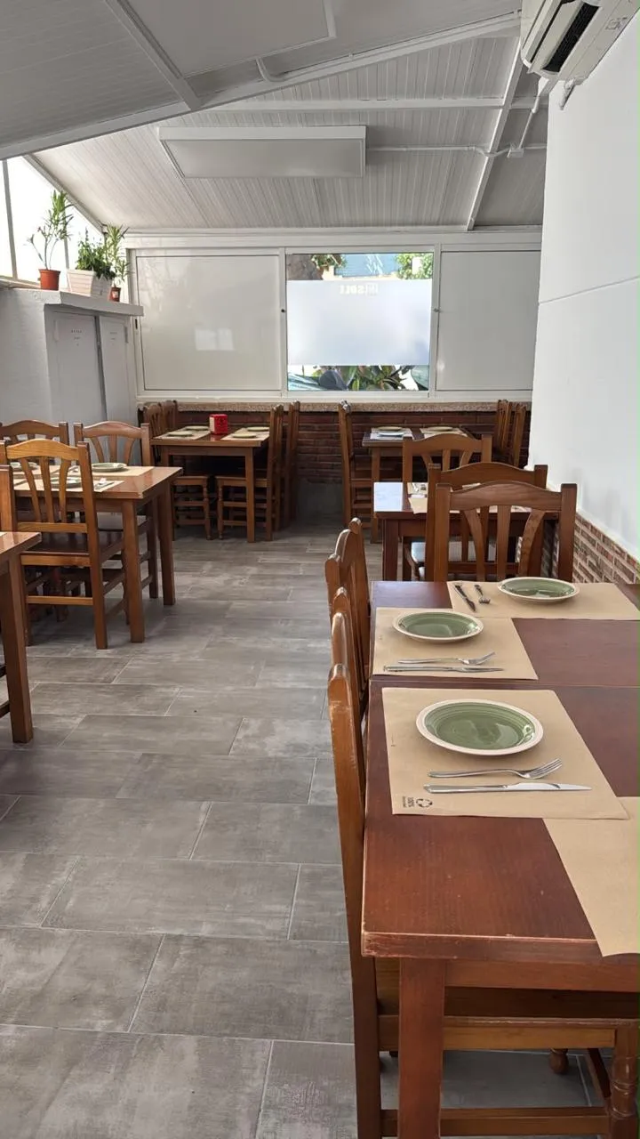 Comedor con mesas de madera
