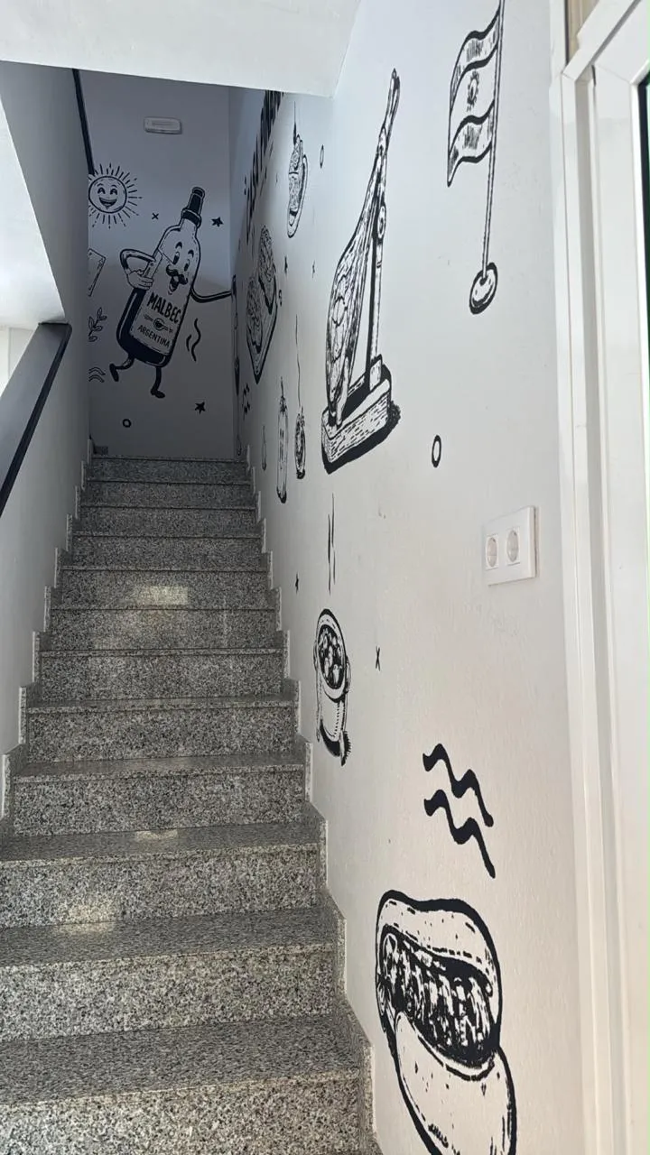 Escalera con mural argentino