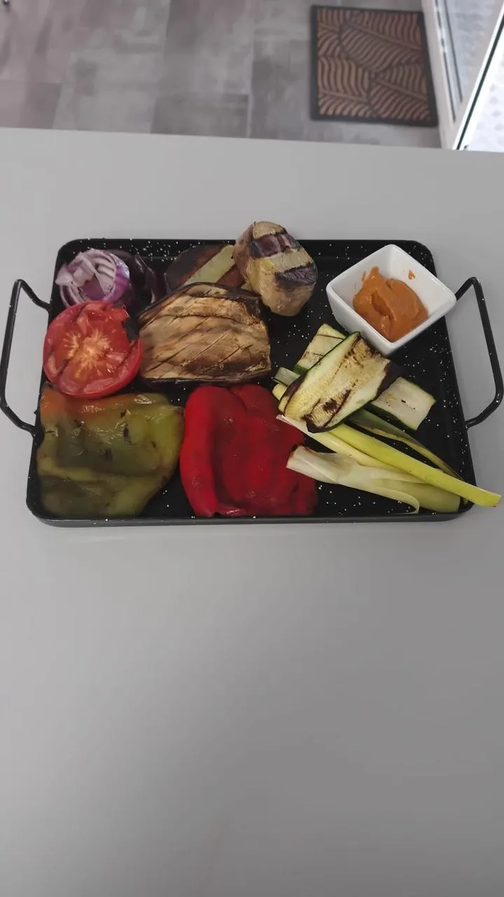 Parrillada de verduras a la brasa con romesco