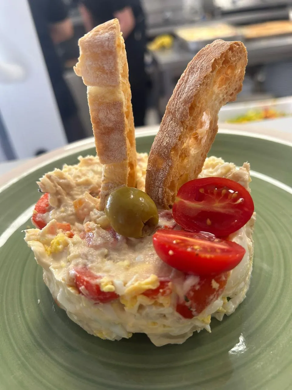 Ensaladilla rusa con tomate y tostadas