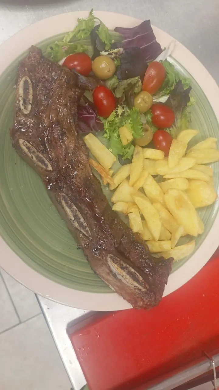 Costilla a la brasa con patatas y ensalada